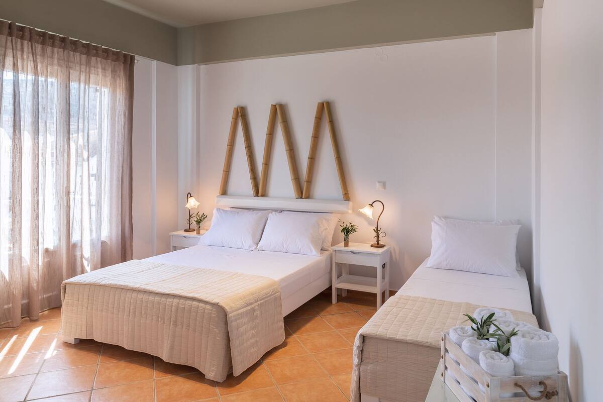 Basic Triple Room | 1 غرفة نوم ومكواة/لوح كي وواي فاي مجانًا وملاءات أسرّة