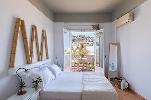 Basic Double room | 1 bedroom, iron/ironing board, free WiFi, bed sheets - OLIVAS ROOMS (Syros)