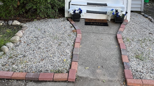 Et hus med veranda, postkasse og dør.