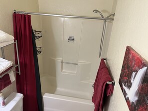 Duschwanne, Haartrockner, Handtücher, Toilettenpapier