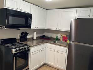 Fridge, microwave, oven, stovetop - Cozy 1 Bedroom Located Downtown/Close to Soaring Eagle/CMU (Mount Pleasant)