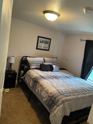 1 bedroom, iron/ironing board, free WiFi, bed sheets - Cozy 1 Bedroom Located Downtown/Close to Soaring Eagle/CMU (Mount Pleasant)