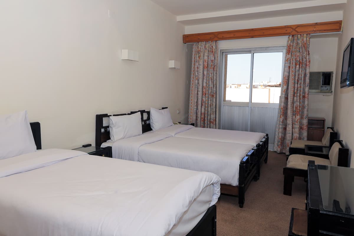 Quarto triplo standard | Ferros/tábuas de passar roupa, Wi-Fi