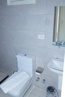 Un baño con inodoro, lavabo y espejo.