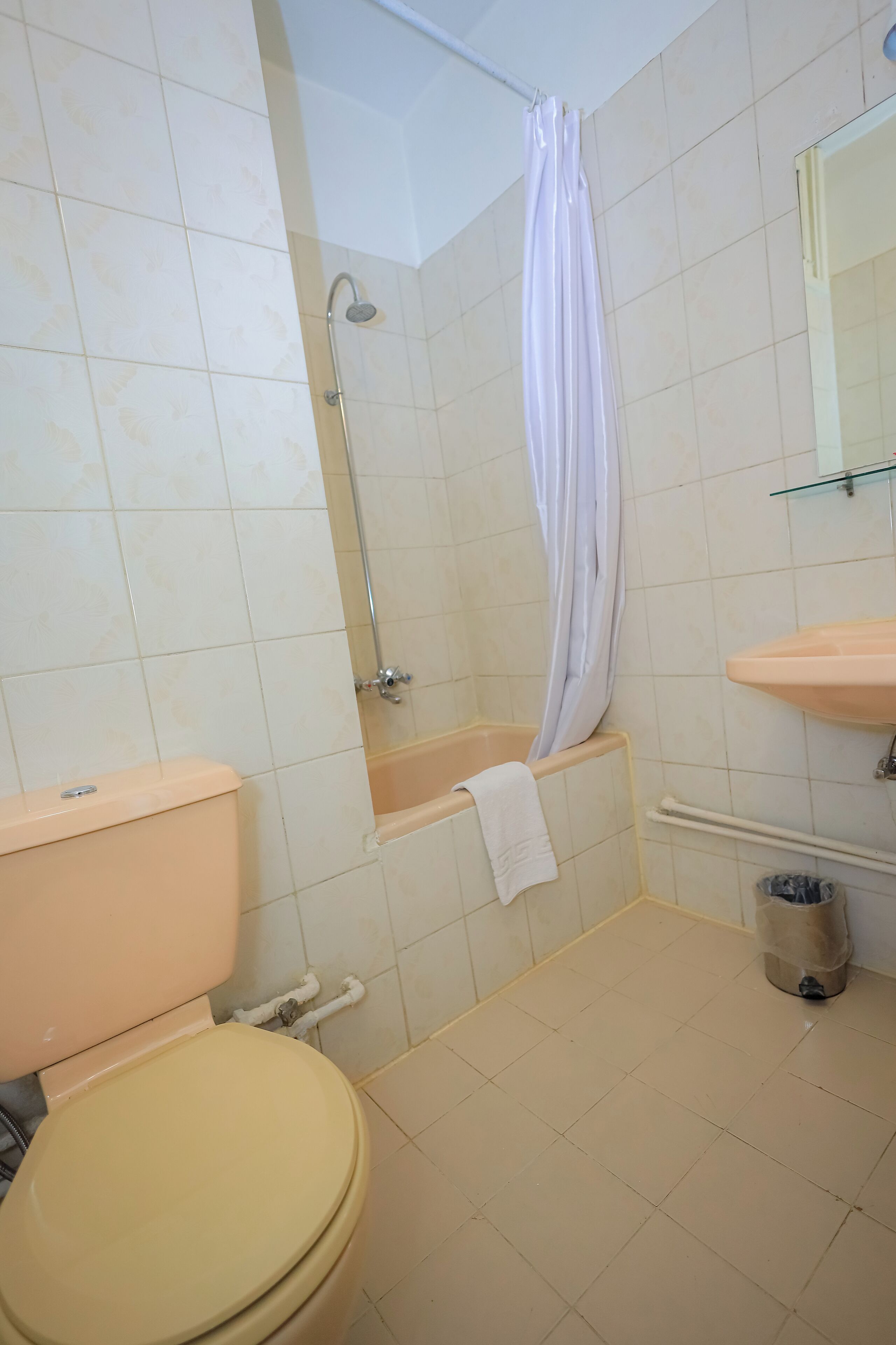 A bathroom with a toilet, bathtub, and sink.