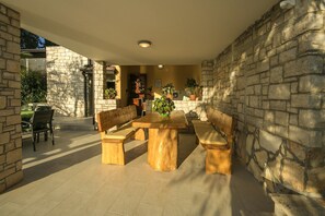 تناول الطعام بالخارج