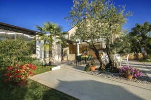 Outdoor dining - pool, 2 persons. near the beach, quiet area (Porec)