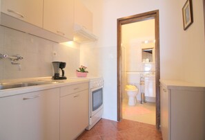 ثلاجة، ميكروويف، فرن، موقد طهي مسطح