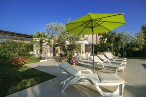 Terrace/patio - pool, 2 persons. near the beach, quiet area (Porec)