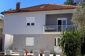 Exterior - Charming new House on Islandfew Steps From the sea (Kali)