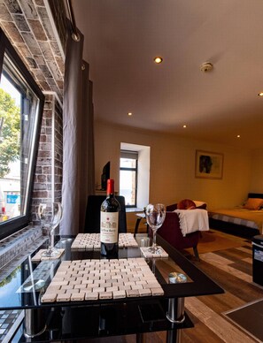 Dining - Beach Road Apartments (Newquay)