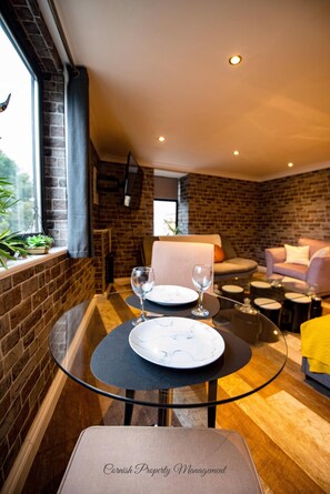 Dining - Beach Road Apartments (Newquay)