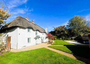 Cottage Mewah, kamar mandi pribadi, pemandangan kolam renang (April Cottage) | Eksterior
