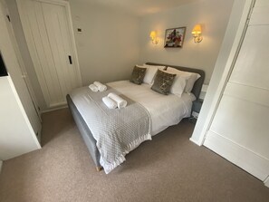 Luxury Cottage, Private Bathroom, Pool View (April Cottage) | 4 bedrooms - April Cottage (Lymington)