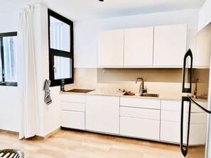 Appartement Confort | Cuisine privée | Grand réfrigérateur, micro-ondes, four, plaque de cuisson
