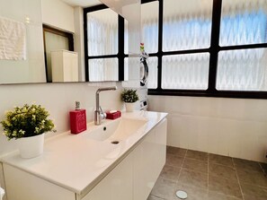 Comfort Apartment | Bathroom | Shower, towels, soap, shampoo