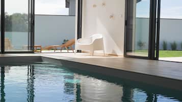 Een binnenzwembad, een verwarmd zwembad