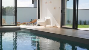 Innendørsbasseng og et oppvarmet basseng