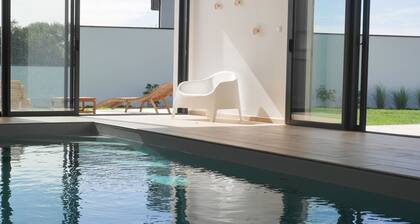 La Maison Toul Ar Ran, piscine intérieure 29°C, à 5 minutes à pieds de la plage.