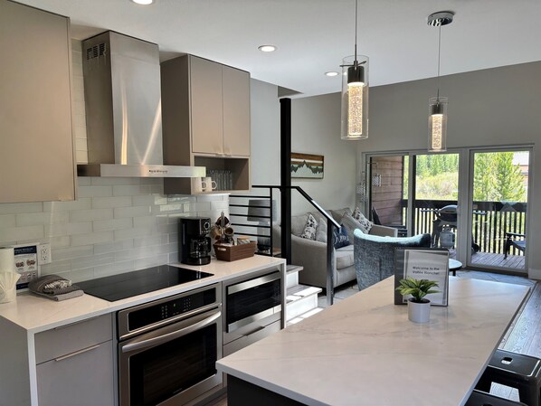 Frigorifero, microonde, forno, piano cottura