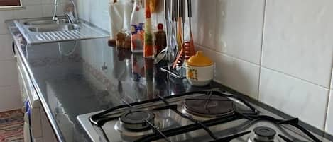 Geladeira, micro-ondas, fogão, cooktop