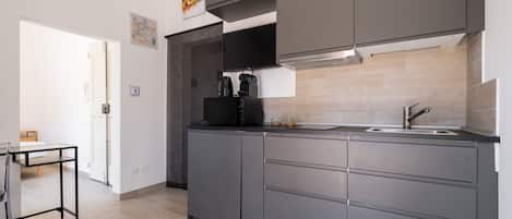 Frigorifero, microonde, forno, macchina per tè/caffè