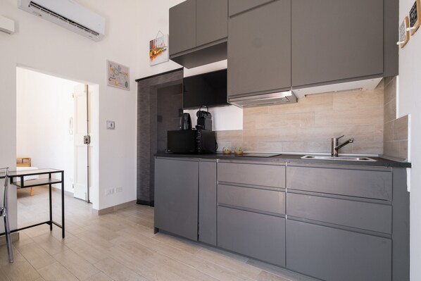 Frigorifero, microonde, forno, macchina per tè/caffè