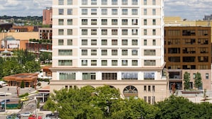 Un hôtel à plusieurs étages, sur lequel on peut voir, en haut de la façade, une grande enseigne indiquant le mot « INTERNATIONAL ».