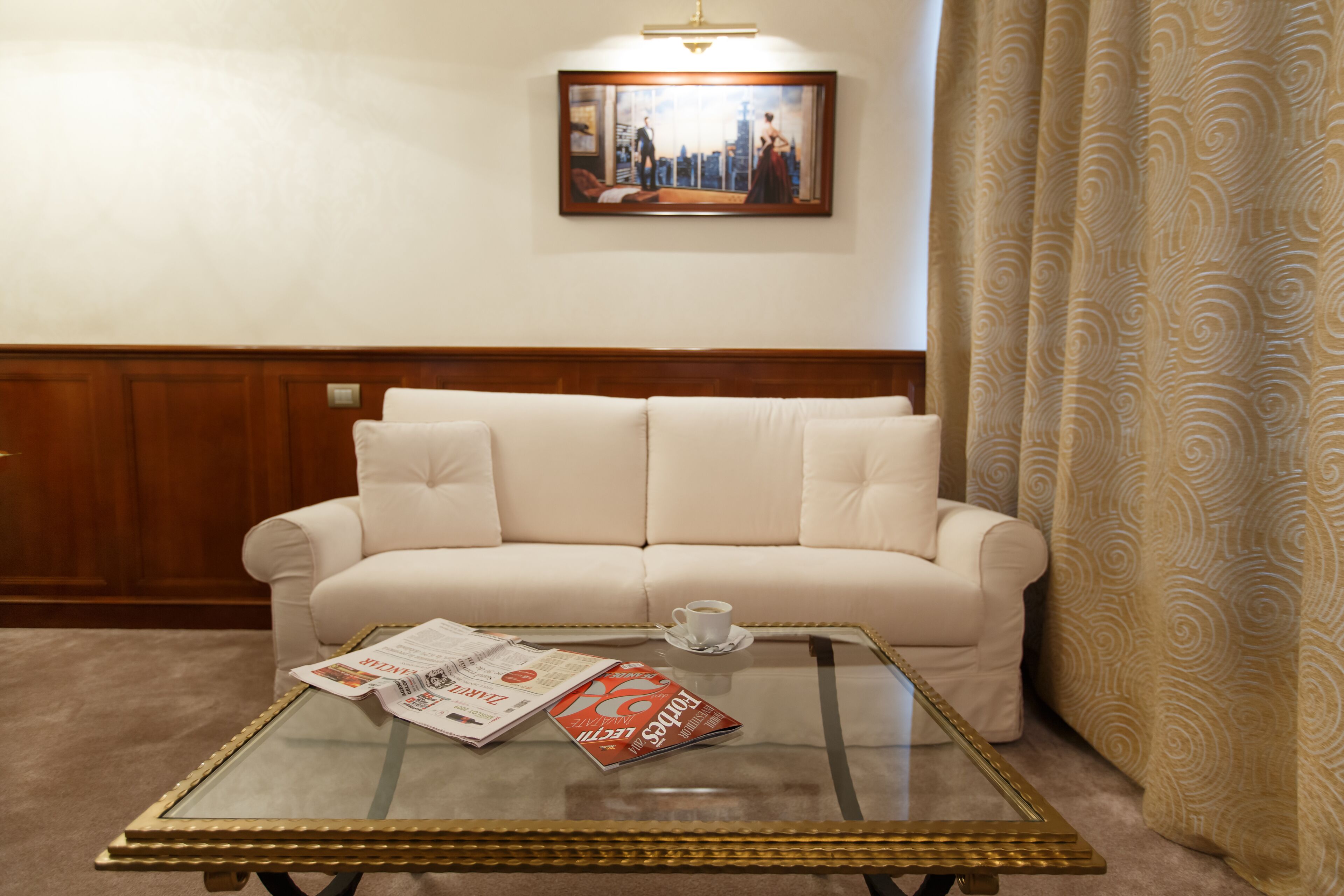 luxury suite | living area