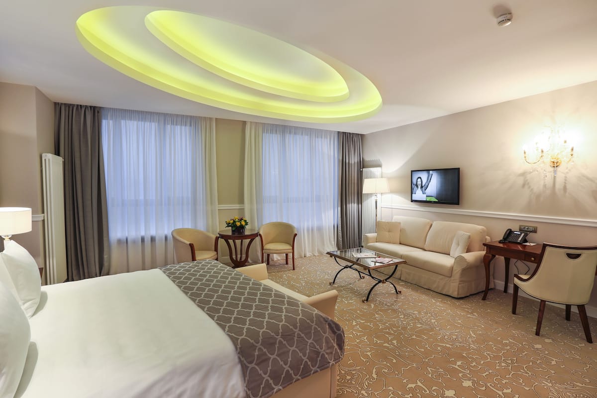 Junior Studio | 1 bedroom, minibar, in-room safe, blackout drapes