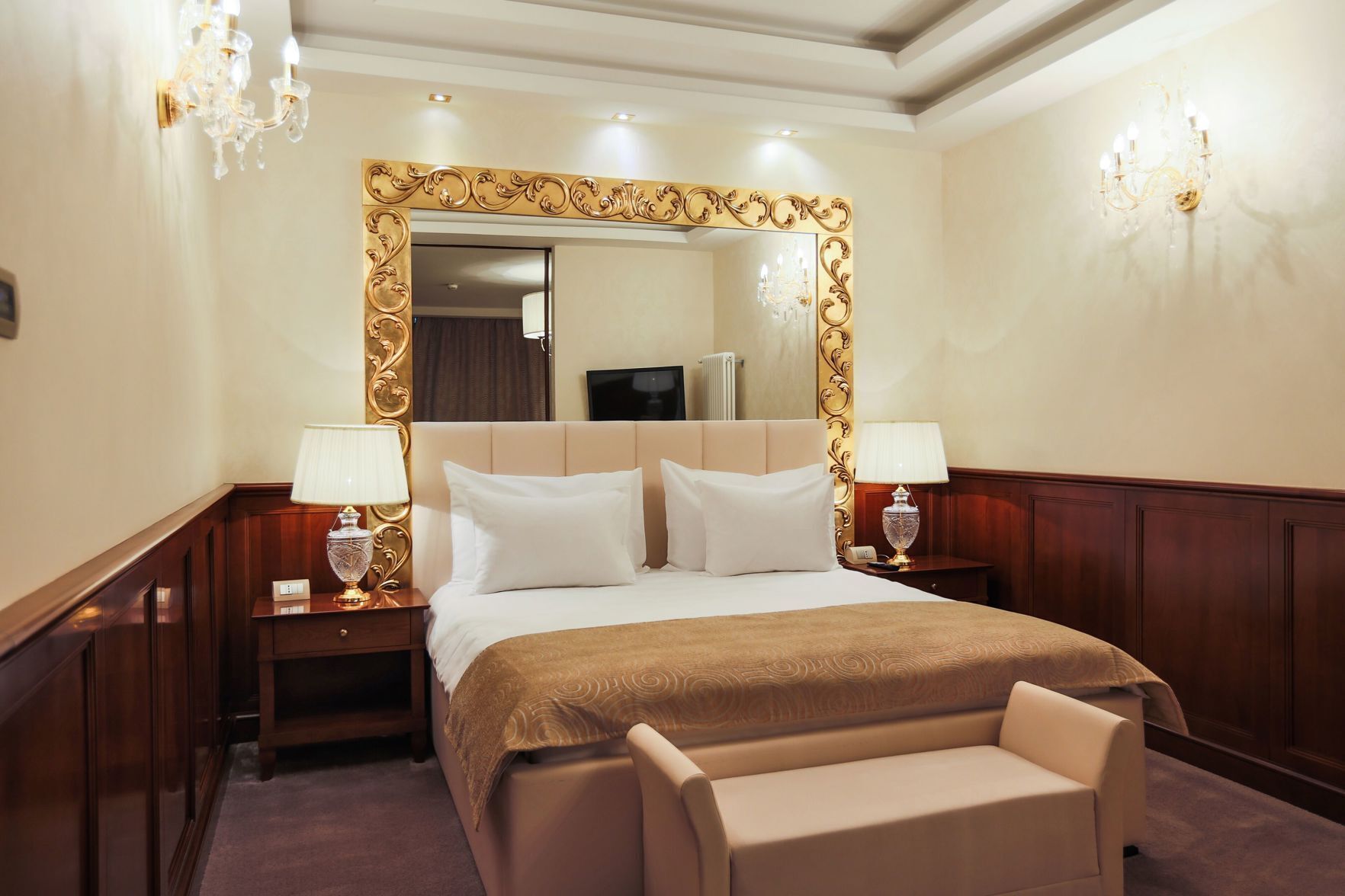 Minibar, pengeskab på værelset, mørklægningsgardiner, lydisolering