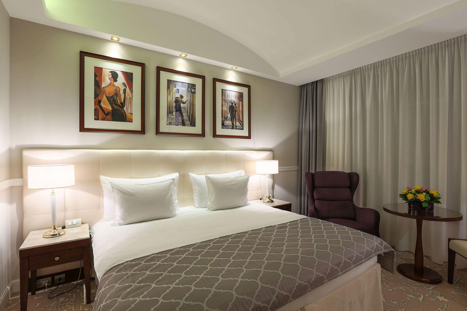 Minibar, pengeskab på værelset, mørklægningsgardiner, lydisolering