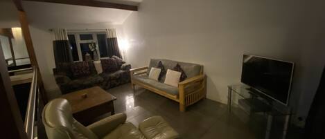 Una Smart TV, un reproductor de DVD, libros