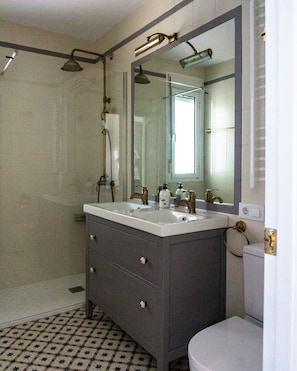 Bathtub, hair dryer, towels