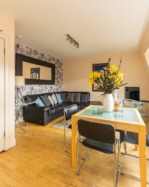 Deluxe Apartment, Private Bathroom, City View | Lounge - Amazing Castle View Apartment (Edinburgh)