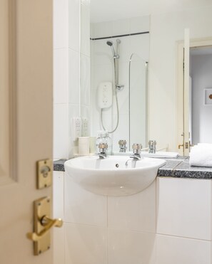 Deluxe Apartment, Private Bathroom, City View | Bathroom - Amazing Castle View Apartment (Edinburgh)