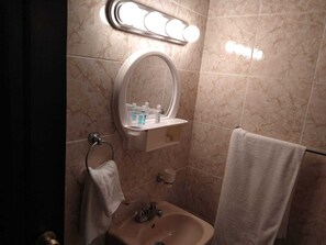 Douche, séchoir à cheveux, serviettes fournies, savon
