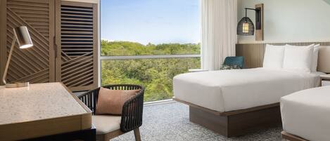 Une chambre d’hôtel équipée d’un lit, d’un bureau, d’une chaise et offrant une vue sur l’extérieur.
