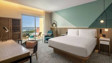 Een minibar, een bureau, een laptopwerkplek, gratis wifi