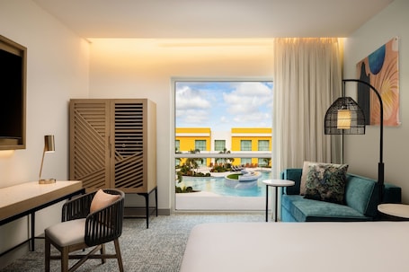 Minibar, escritorio, espacio para trabajar con laptop y wifi gratis