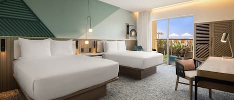 Une chambre d’hôtel avec deux lits, un bureau et une vue sur l’extérieur.