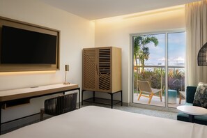 Kamar Superior, 1 Tempat Tidur King dengan tempat tidur Sofa, balkon, pemandangan kolam renang | Kolam renang | Kolam renang outdoor