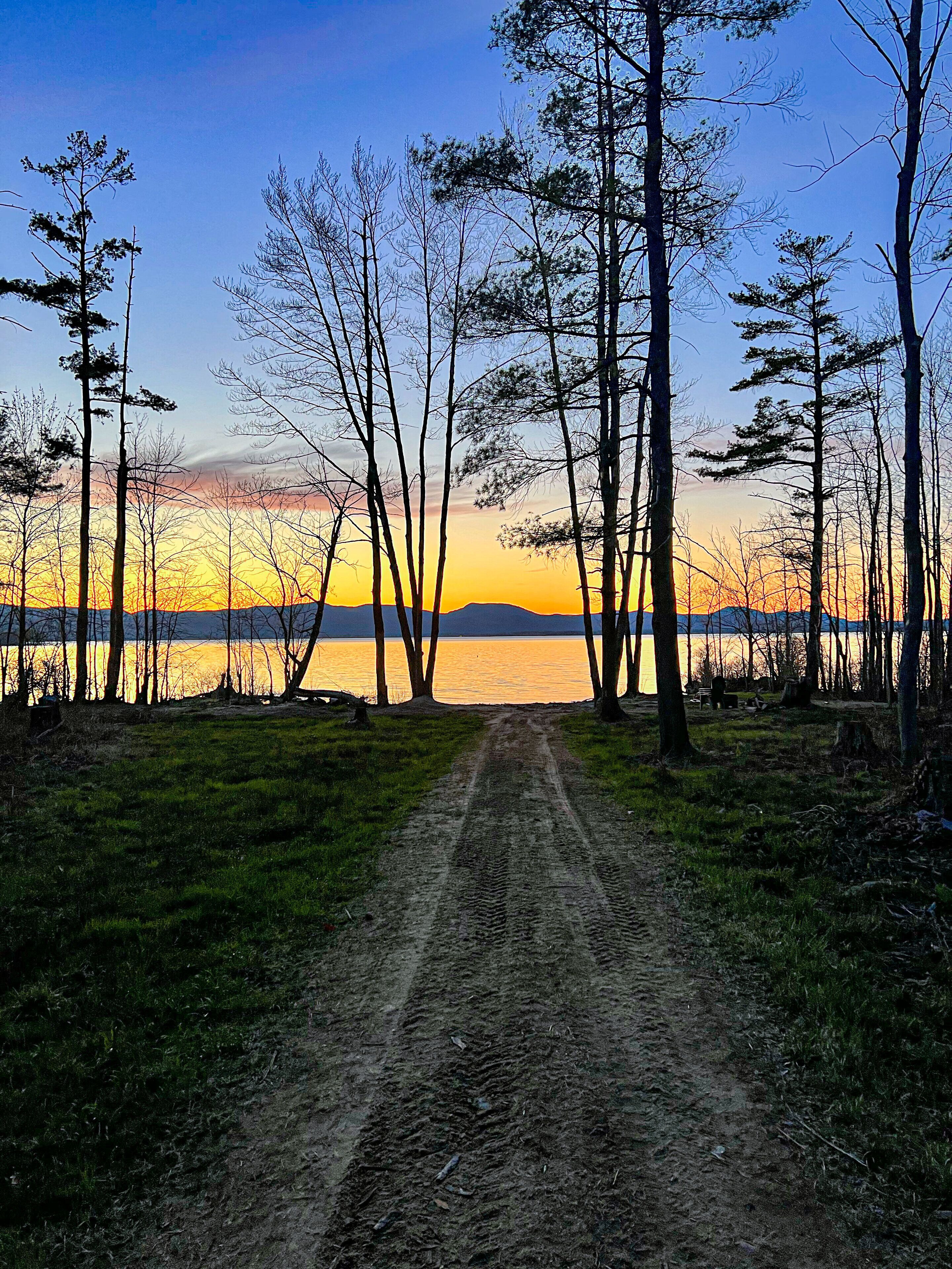Direct Lakefront 3 BR, 2 BA with Walkout Beach and Incredible Views