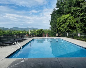 Outdoor pool - Modern & Comfy, winter is here, near Cade's Cove in Townsend, the peaceful side! (Townsend)
