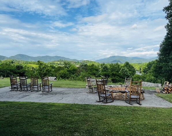 Terrace/patio - Modern & Comfy, winter is here, near Cade's Cove in Townsend, the peaceful side! (Townsend)