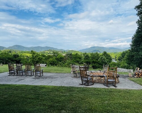 Modern & Comfy, Spring is here, near Cade's Cove in Townsend, the peaceful side!