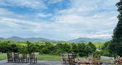 Modern & Comfy, Spring is here, near Cade's Cove in Townsend, the peaceful side!