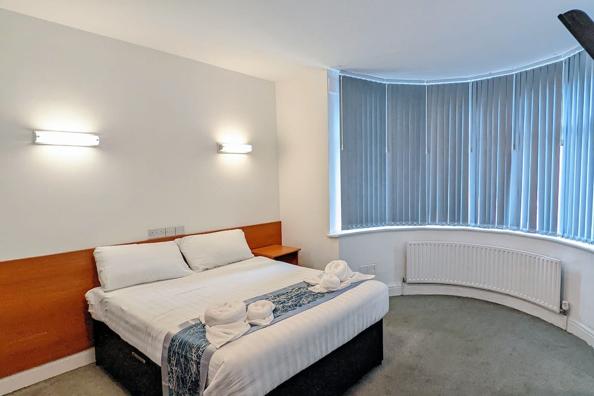 Comfort Double Room, 1 King Bed | Iron/ironing board, free WiFi, bed sheets