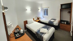 Iron/ironing board, free WiFi, bed sheets - SK Heathrow Hotel (Hayes)