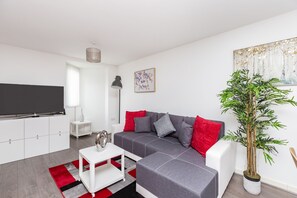 Executive-Suite | Wohnbereich | 43-Zoll-Fernseher mit Kabelempfang, Netflix, Streaming-Dienste